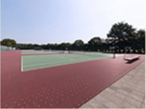 周辺にはテニスコートを完備している広大な公園がある。天気の良い日には、散歩や軽い運動を楽しむことができる。