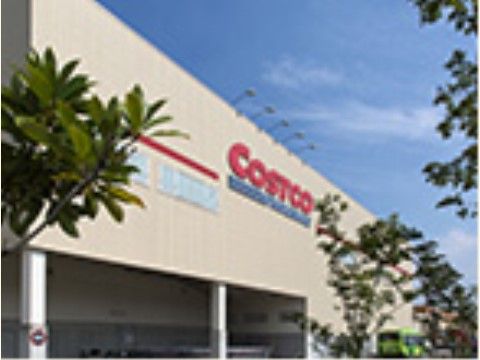 商品の豊富さが売りの外資系スーパーが近くにある。見て回るだけでも楽しめるので、ご家族様と買い物を楽しむことができる。