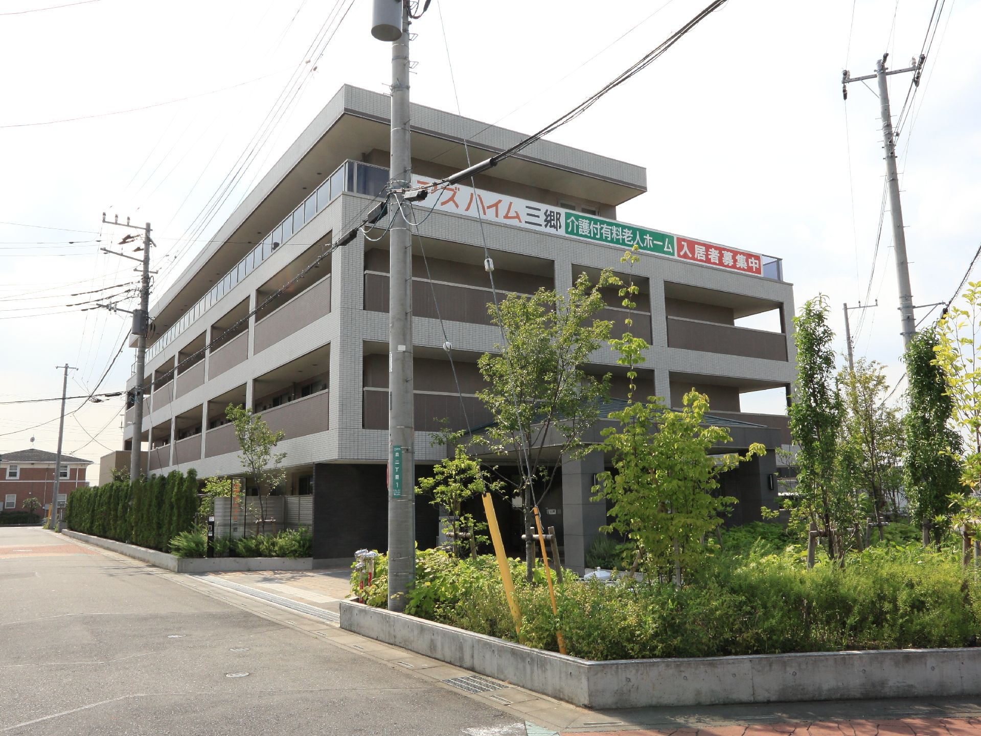 施設は大きな通りには面していなく、周りに高層ビルはない。閑静な住宅地に立地している。静かな環境で過ごせる。