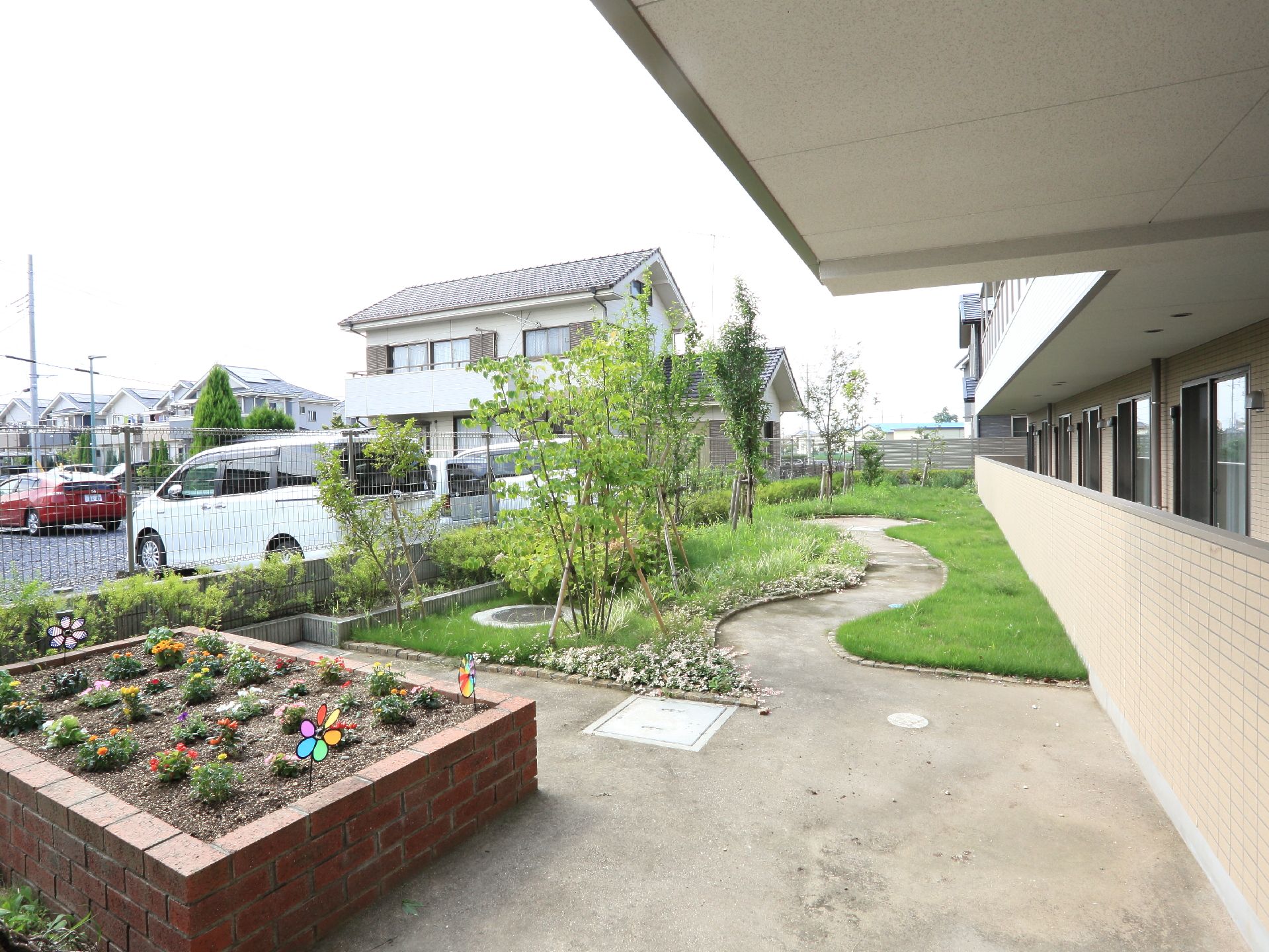 敷地内には緑がある空間がある。花壇には季節の花が植えられている。遊歩道があり、安全に散歩もできる。手入れが行き届いている。