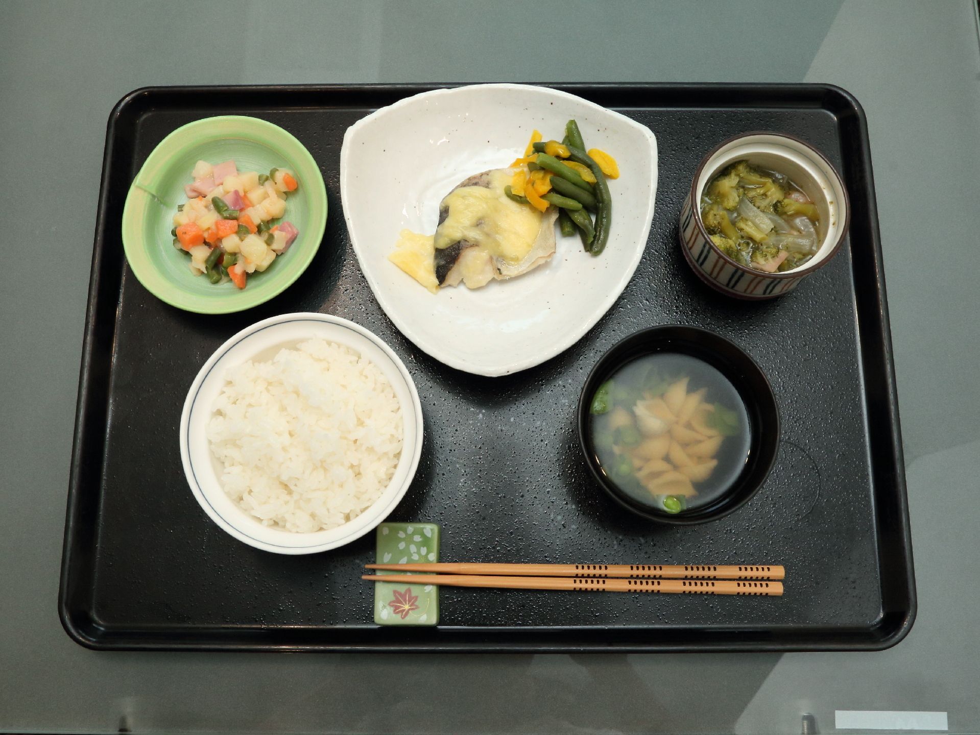 栄養バランスを考えた食事を提供している。器は陶磁器。食事の彩が鮮やかで食欲を誘うように工夫がなされている。