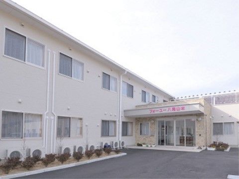 2階建てでコの字に設計されており、建物の中央に玄関がある。玄関の上には施設名が書かれていて分かりやすい。
