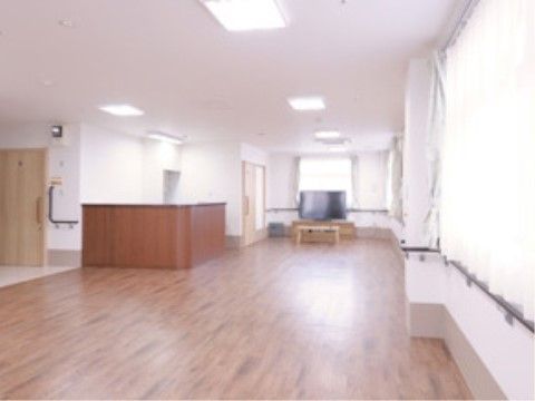 日光がよく入る位置に窓が設置されており、廊下は明るく照らされている。レースカーテンがあるため、光の調整ができる。