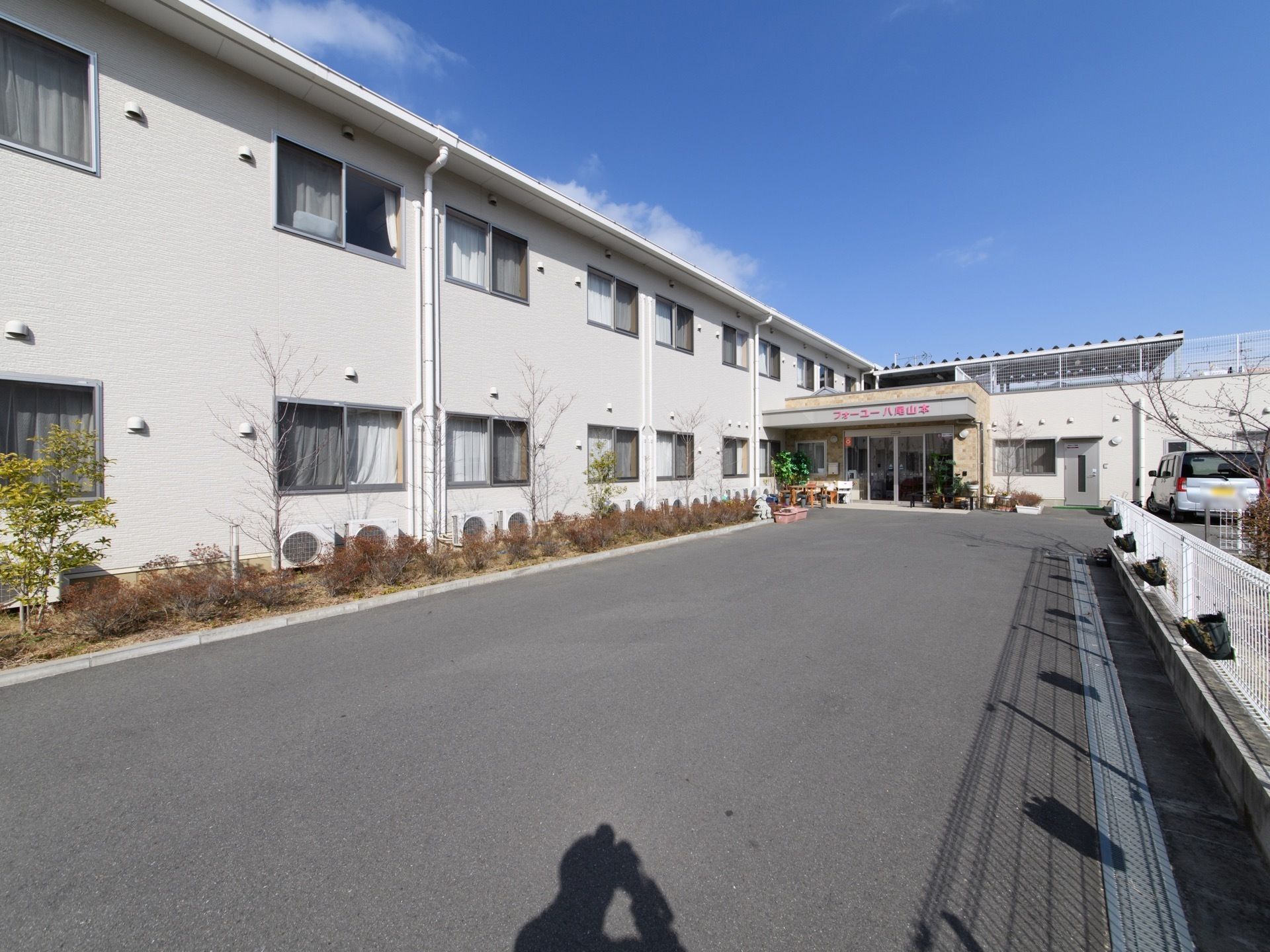 2階建てのアパートのような施設で、入り口のすぐ近くには駐車場もある。玄関までは段差は一つもなく、コンクリートになっている。