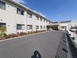 2階建てのアパートのような施設で、入り口のすぐ近くには駐車場もある。玄関までは段差は一つもなく、コンクリートになっている。
