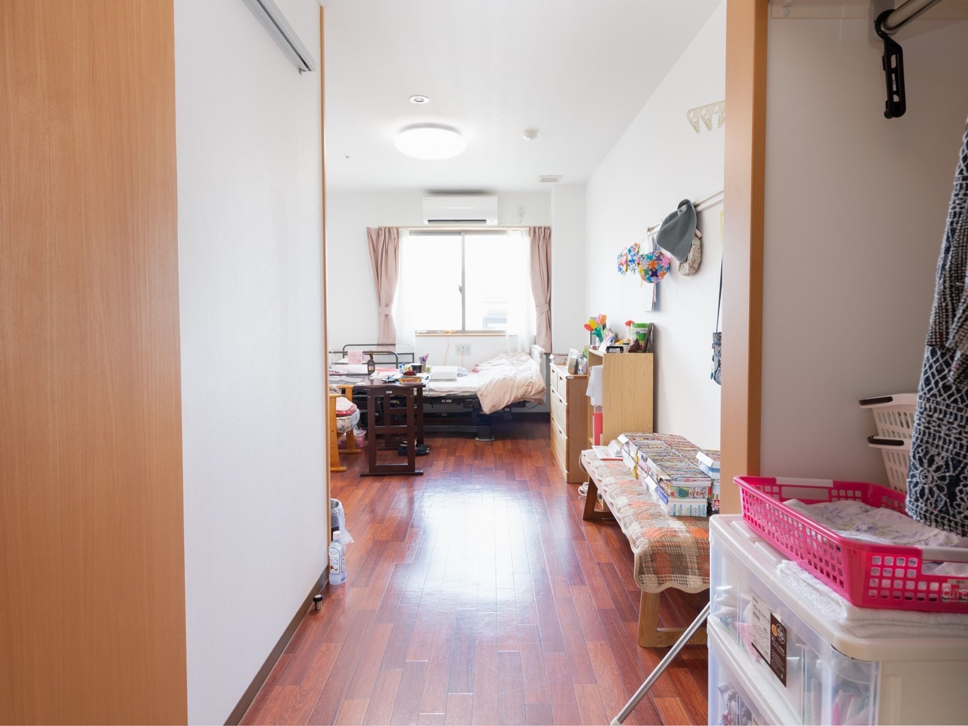 落ち着いたモダンなデザインが施された落ち着きのある居室。