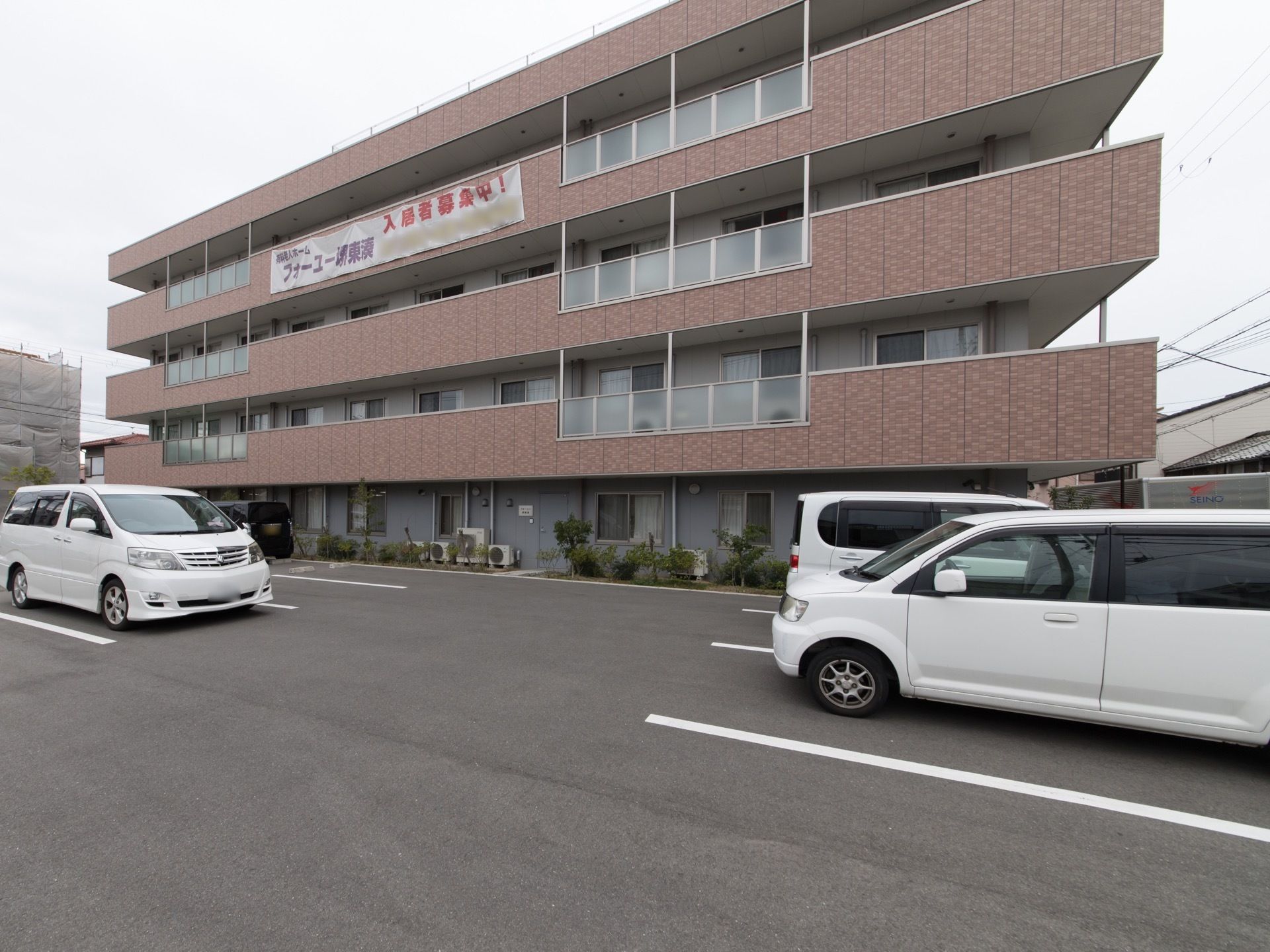 近代的な美しい外観は、明るく清潔感にあふれている。開放的で駐車スペースも十分にあり、気軽に訪問できる。