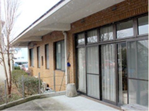 「愛莉園・力合」のエントランス。バリアフリーになっているので、段差等はない。