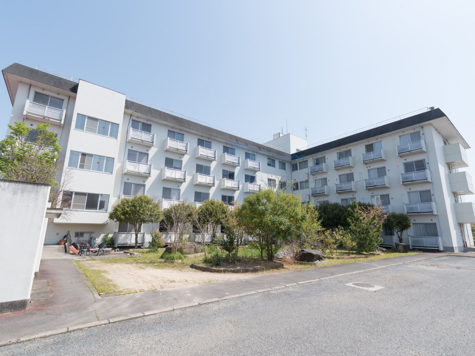 白い４階建ての鉄筋コンクリート造りの建物である。敷地内には大きなたくさんの樹木が整然と植えられている。