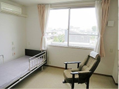 「愛莉園・力合」の居室２。２面の大きな窓が付いているので、風通しも良い。