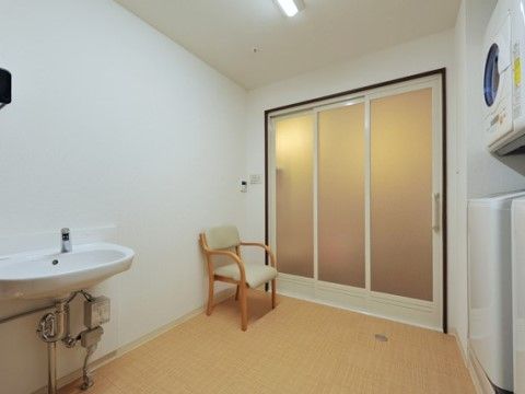 「リバーサイドクラシアス都島」の脱衣所。浴室前に、脱衣所を用意している。