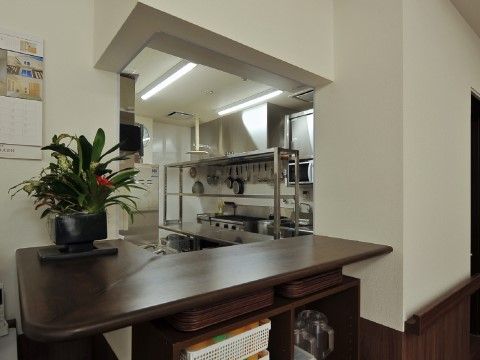奥に調理機器が並ぶカウンターキッチン