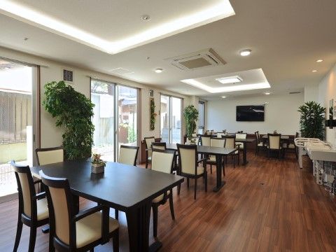 「リバーサイドクラシアス都島」の食堂・娯楽室。ご入居者様同士の、集い場になるので、交流を盛んにできる。