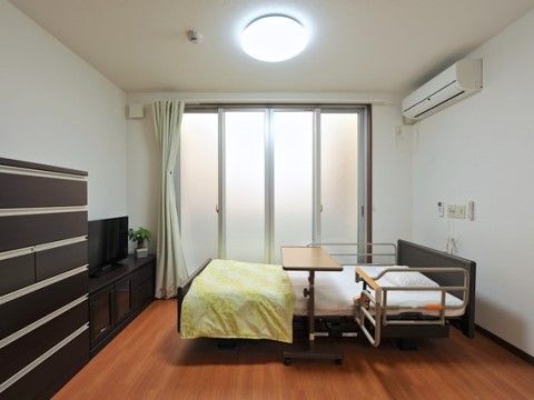 「リバーサイドクラシアス都島」の居室。備え付け家具だけでなく、私物も持ち込みができる。