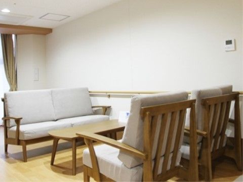 ラウンジにはゆったりとしたソファーが設置されている。毎日、気の合う入居者様同士、楽しくおしゃべりやお茶を楽しんでいただける。