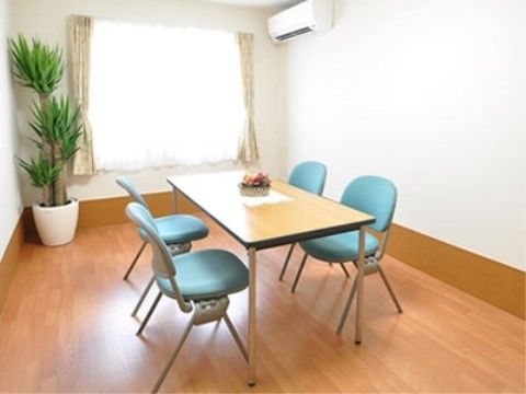 プライバシーが保たれた、落ち着いた雰囲気の相談室がある。ご家族のご来訪時などにも貸し切りでご利用いただける。