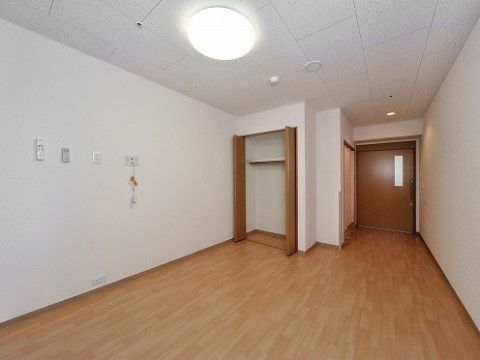 生活環境が整う前の居室である。トイレや備え付けクローゼットが完備されている。クローゼットの扉は両開きの折りたたみ式で、収納に利便性が良い。