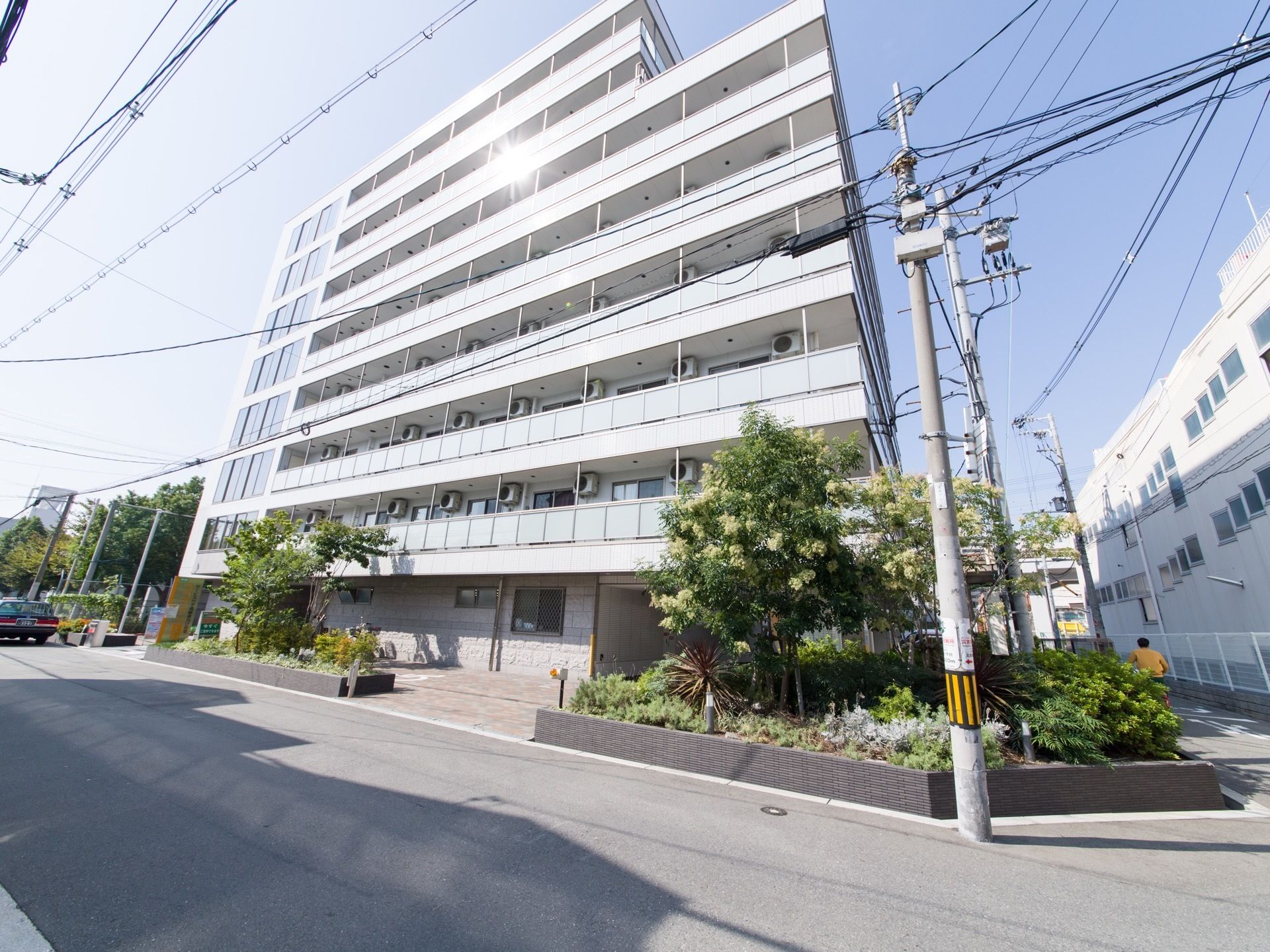 前面と横面の道路に面した８階建ての建物である。緑豊かな閑静な住宅街に佇むマンションのような外観の施設である。