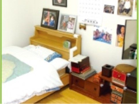 居室ワンルームタイプの洋室で、床はライトブラウン色のフローリングである。壁面は白で明るい雰囲気がある。