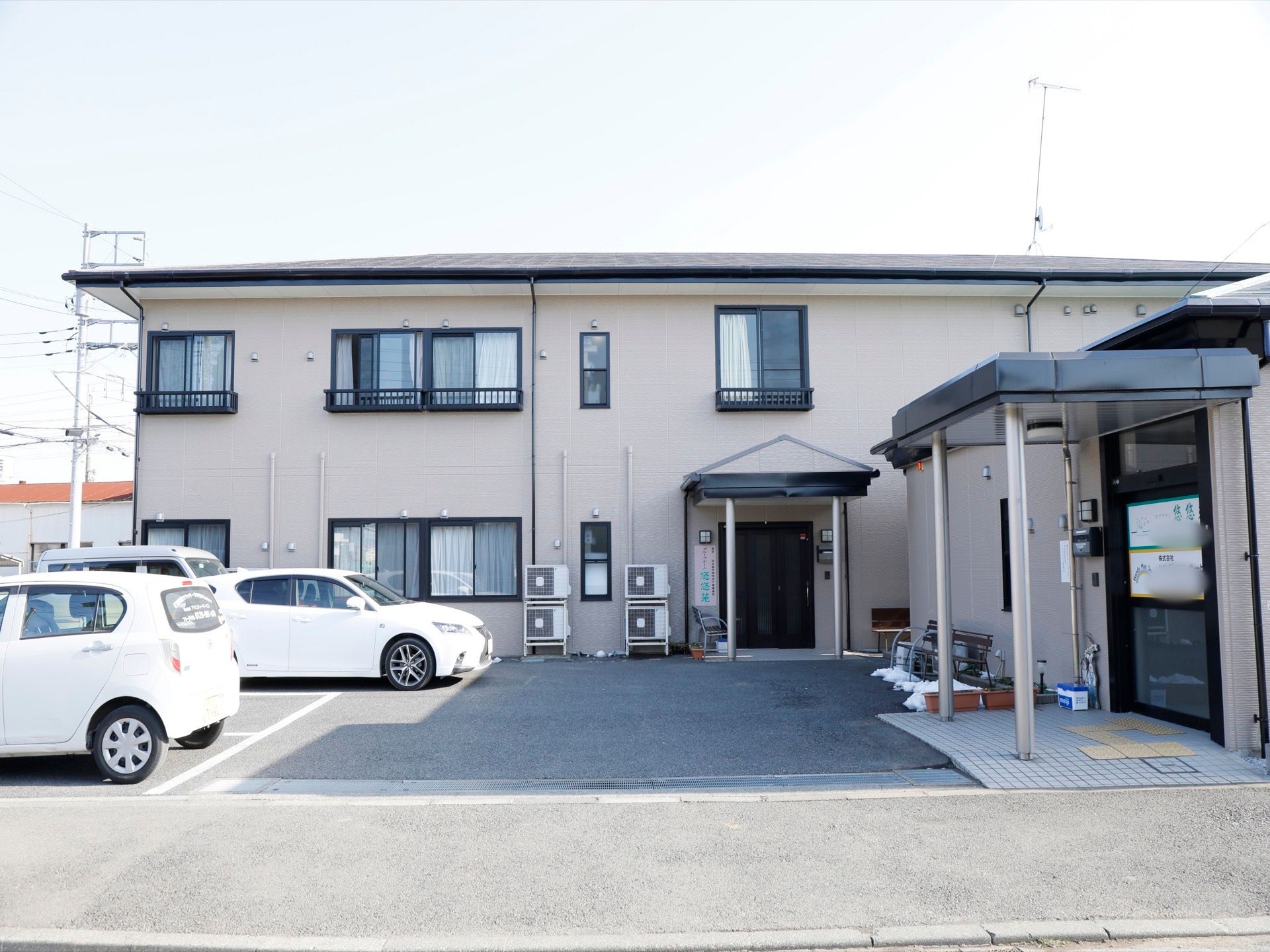 施設は二階建てでベージュ色の建物である。玄関前には大型の屋根を設置し、床には点字ブロックをはめ込んでいる。