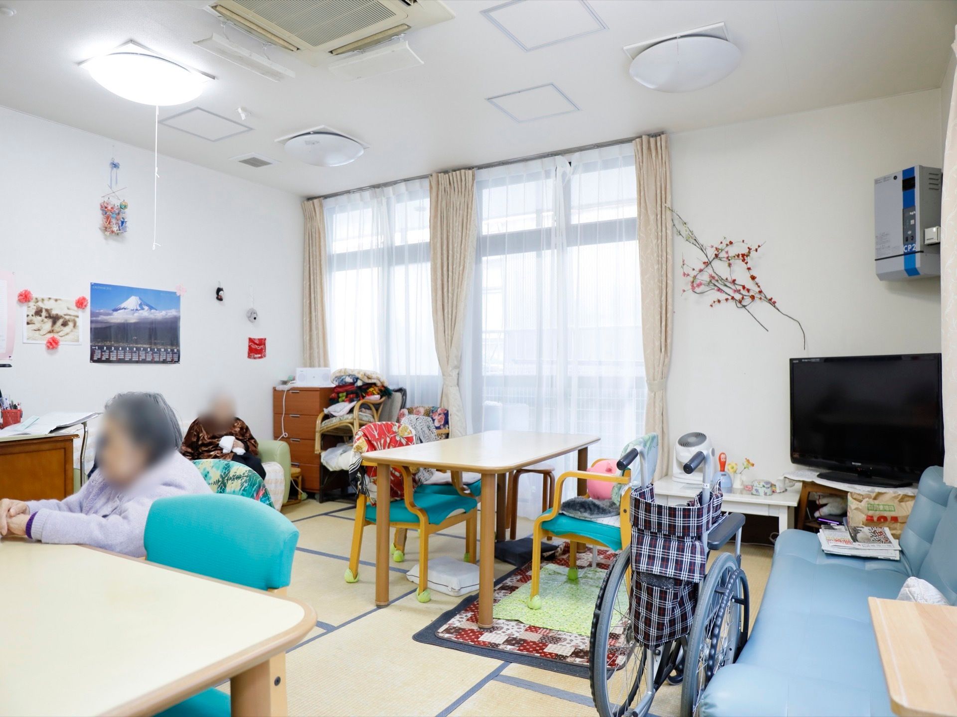 施設では畳を敷きつめた共有スペースも用意している。テーブルセットとソファーを配置し、液晶テレビを設置している。