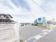 広々とした道路と周囲の環境