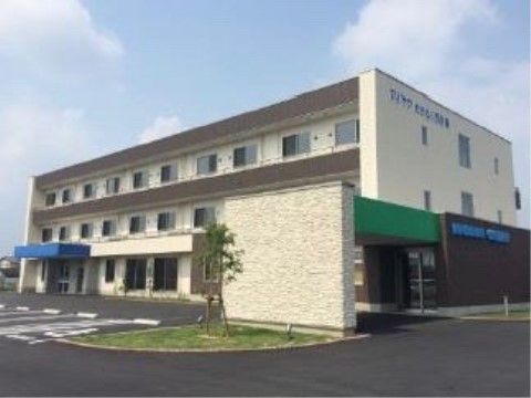 緑がある駐車場は入居者様や来訪者様を癒してくれる。玄関には屋根があるので、雨の日でもゆっくりと車の乗降ができる。