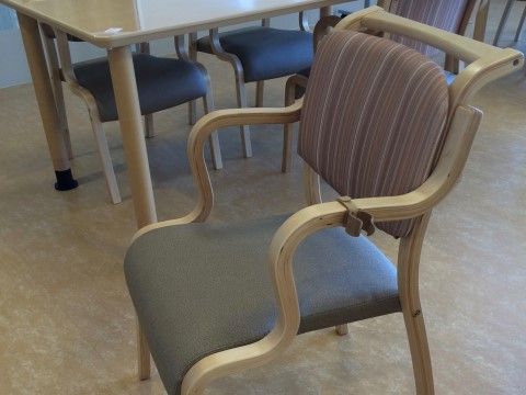 食堂で使用されている椅子がある。立ち座りしやすいように人間工学に基づき、ひじ掛けの前半分がない設計である。