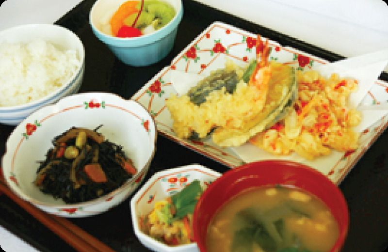 天ぷらの盛り合わせとひじきの煮物とごはんと味噌汁にデザートがセットになったメニュー