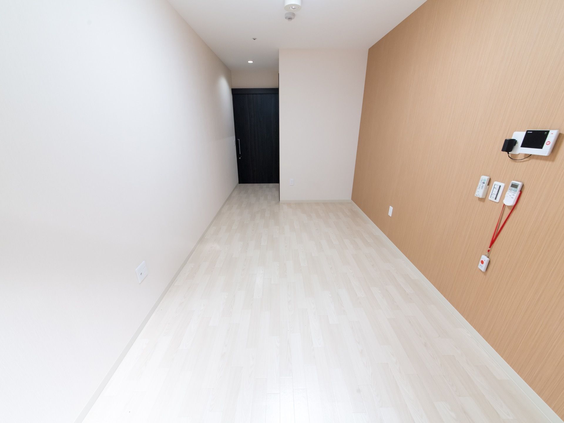 居室のドアは黒く塗られた引き戸タイプで、施錠可能になっている。その脇には個室トイレの入ったスペースがある。