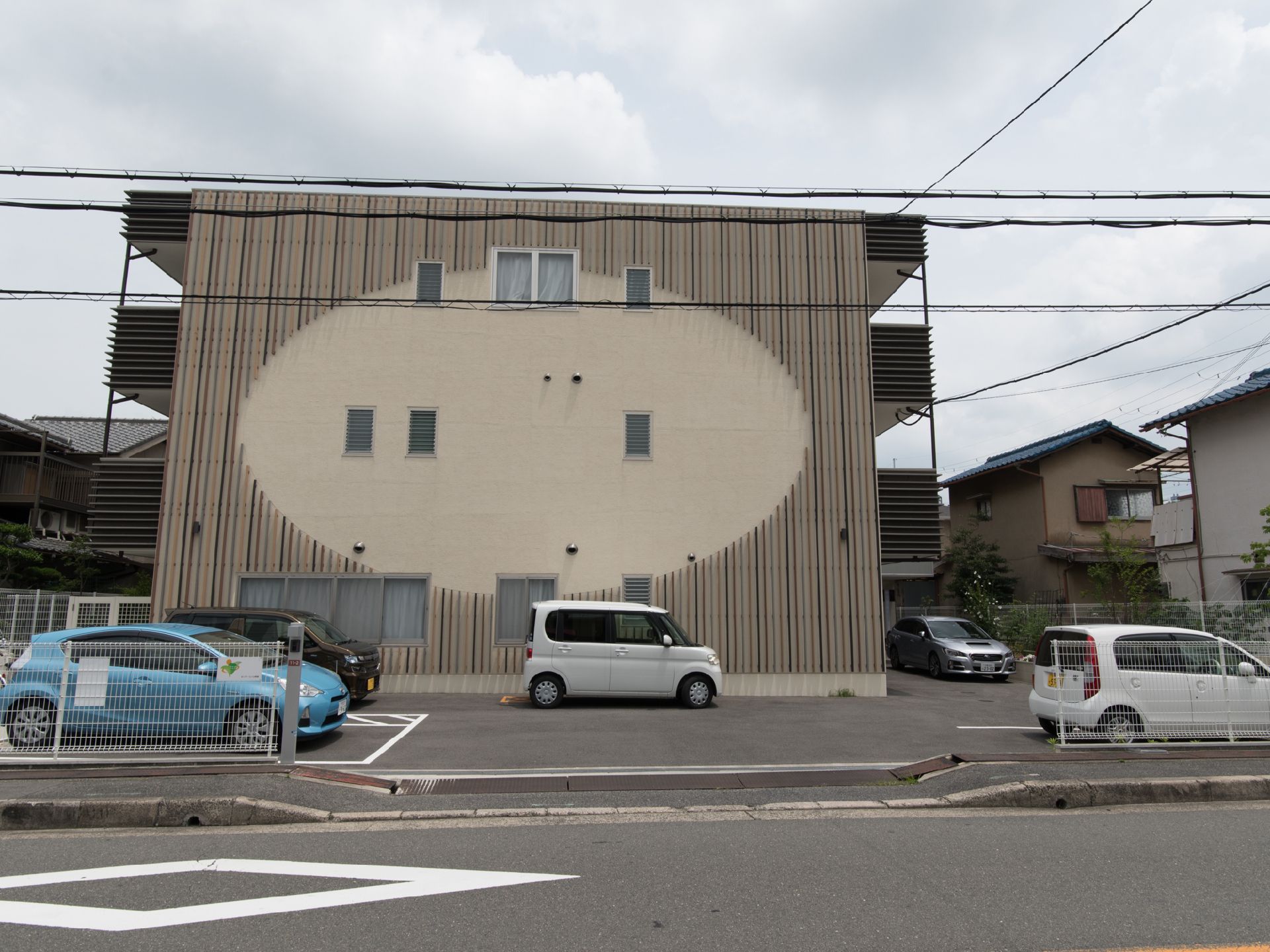 3階建てのマンションタイプの建物である。駐車場が多く取られているので、来客者も車で来ることができる。
