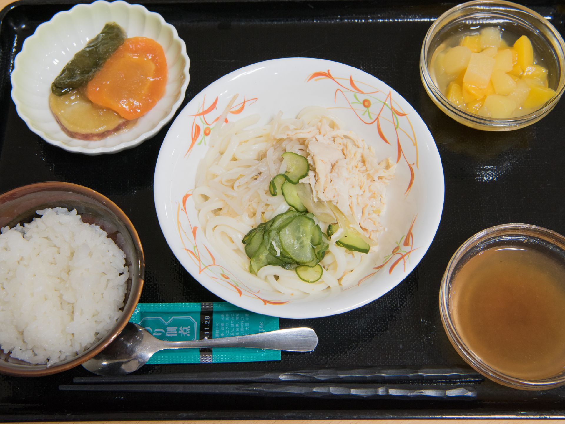 暑い夏によく合う、つけうどんメニューになっている。管理栄養士がバランスや入居者の食べやすさを考えている。