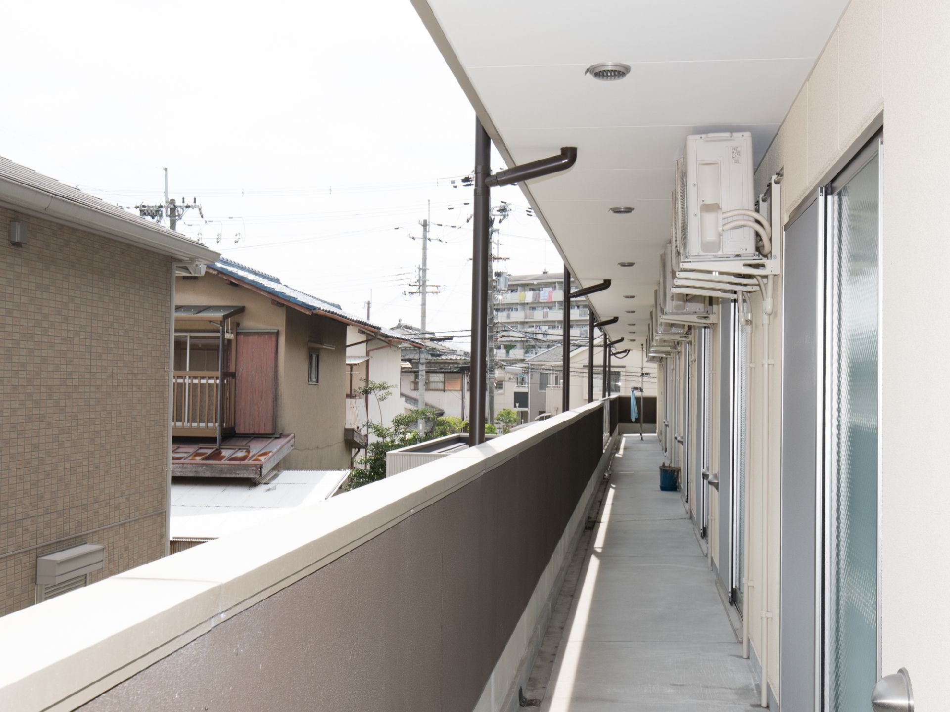 介護施設は住宅地に建設されており、周りに高い建物がない為日当たり良好。部屋のドア前の柵は、落下防止の為やや高めの創りになっている。