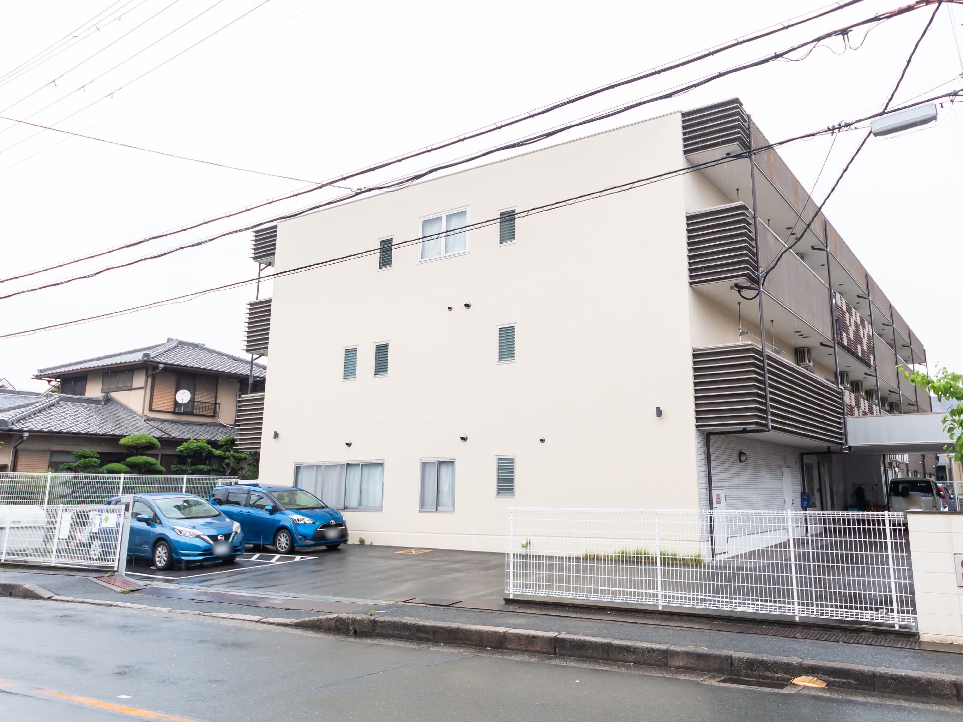 近隣に駐車場が設置されている介護施設の外観