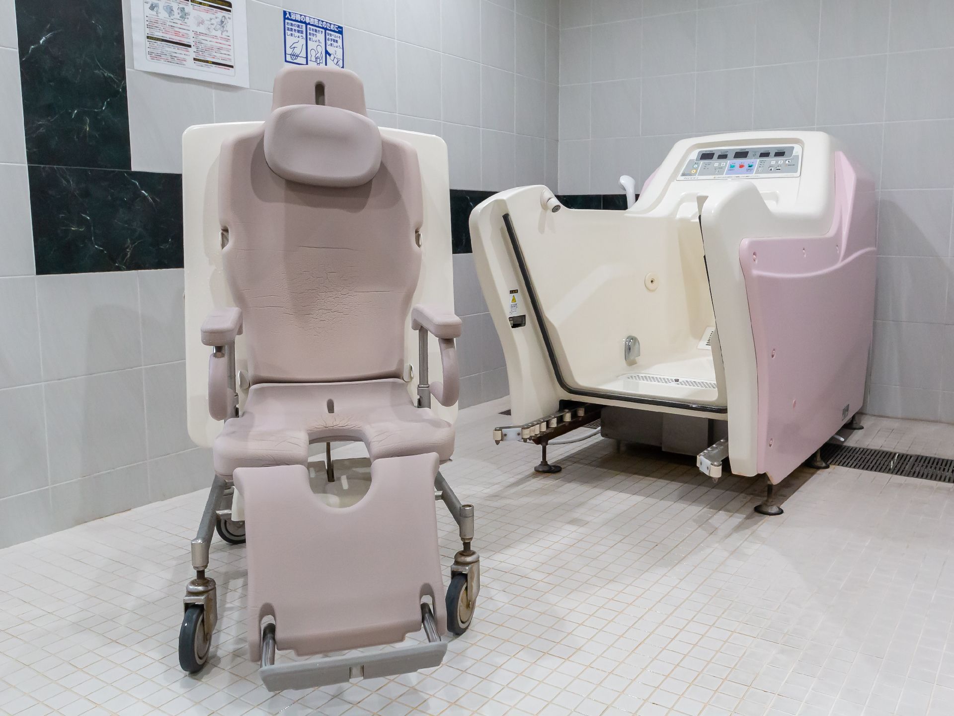 介護入浴用機器があり、入居者に配慮した浴室