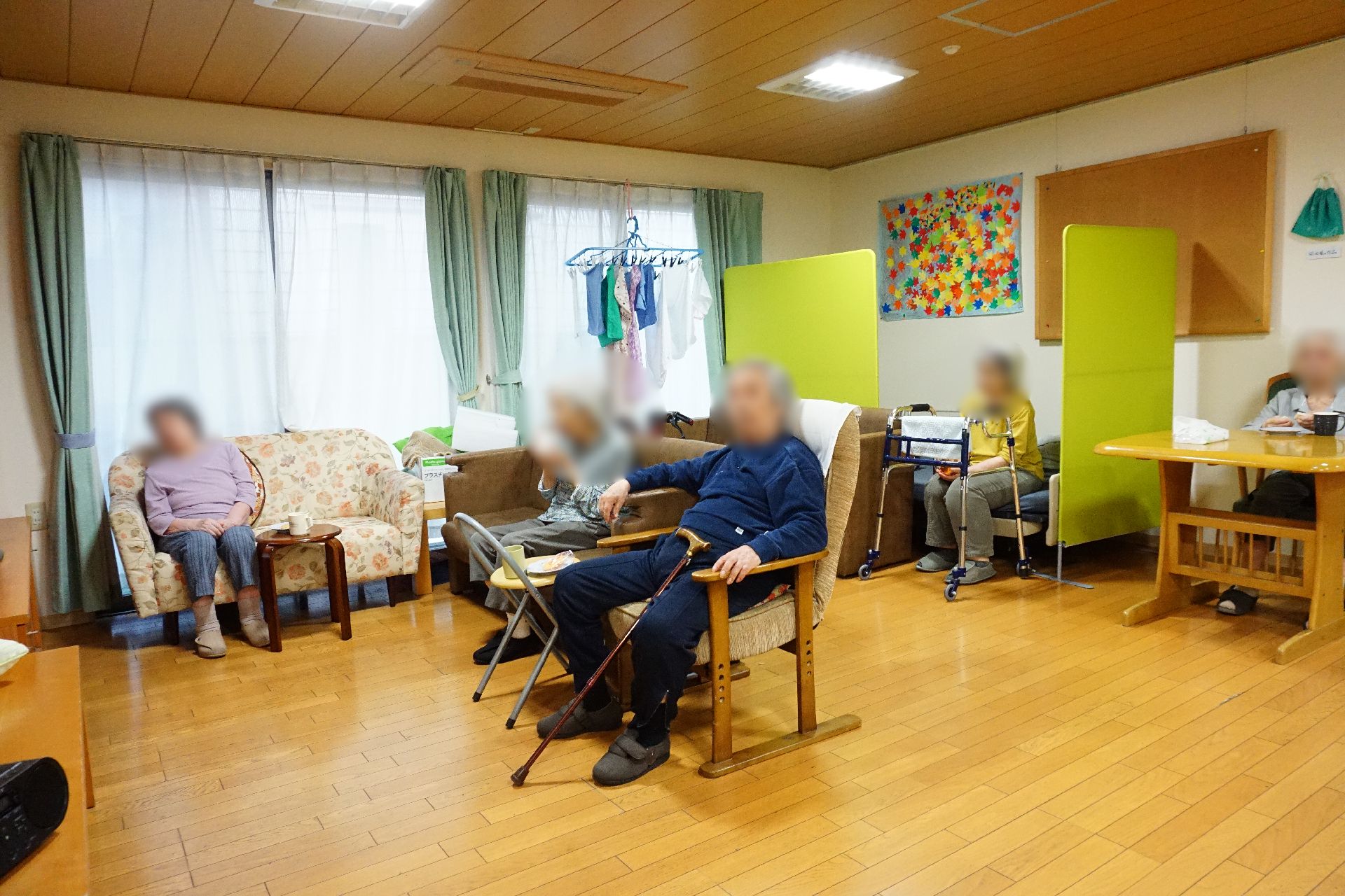 入居者が集まってレクリエーションが行われているリビング