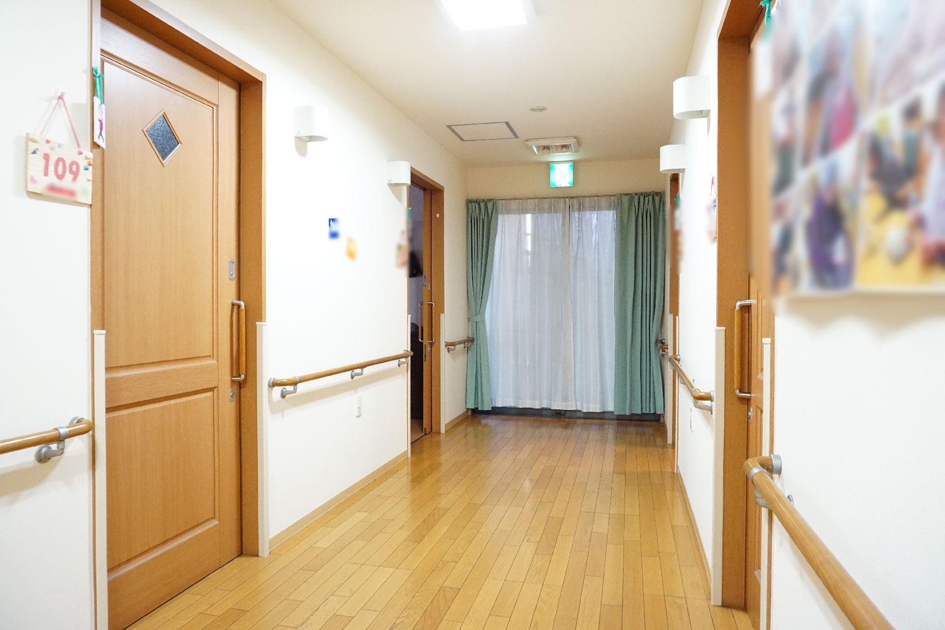 完全にバリアフリー化され、手すりが行き渡っている廊下