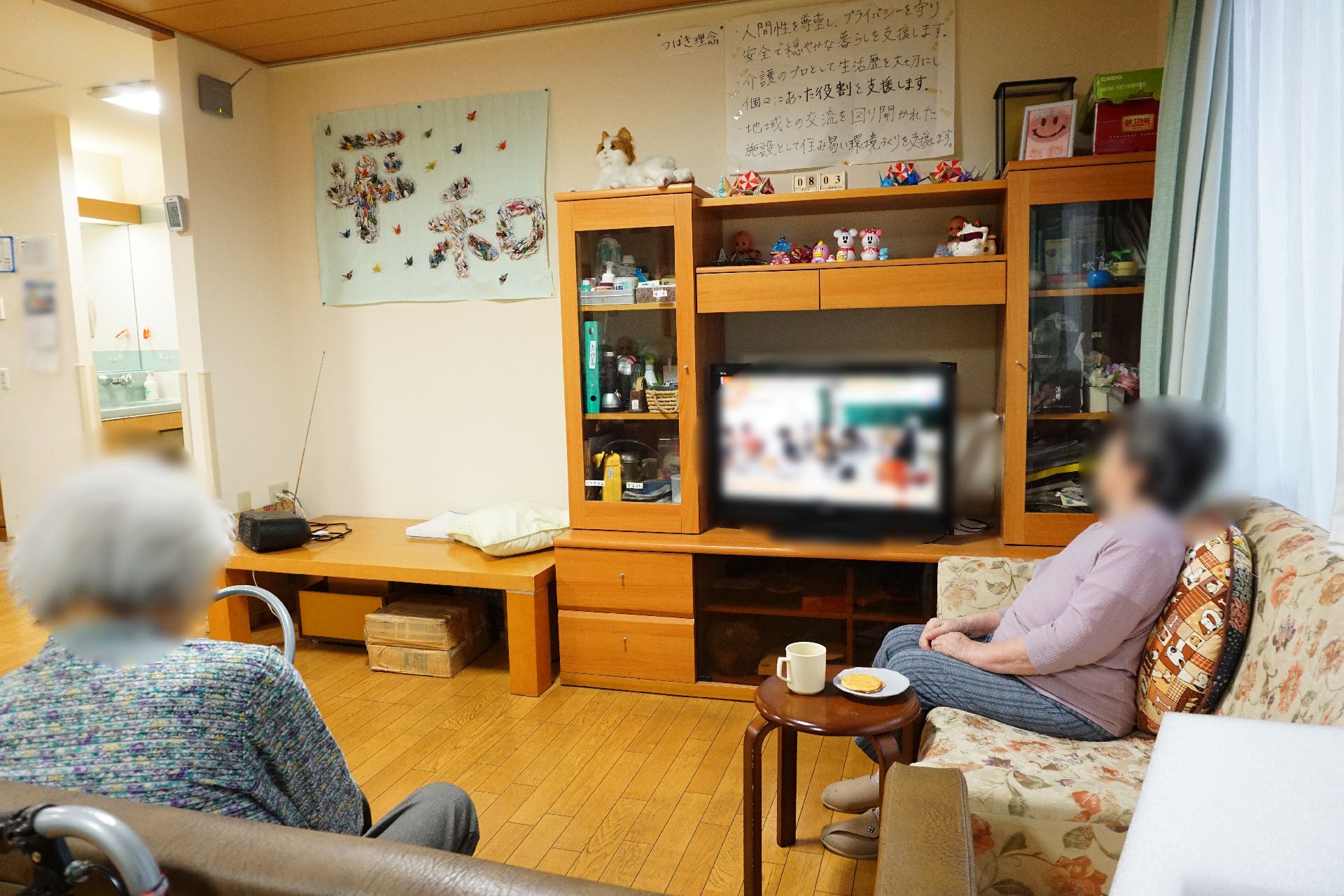 草花の咲く場所で微笑む高齢男性と女性