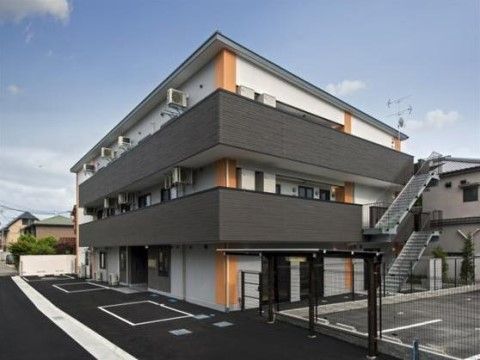 彩那テラス尼崎の外観イメージ。3階建てで駅からも近い環境に位置している。