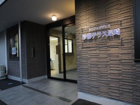 モダンなマンション風の玄関はバリアフリーで、車から館内まで車椅子で安全にご移動いただける構造である。
