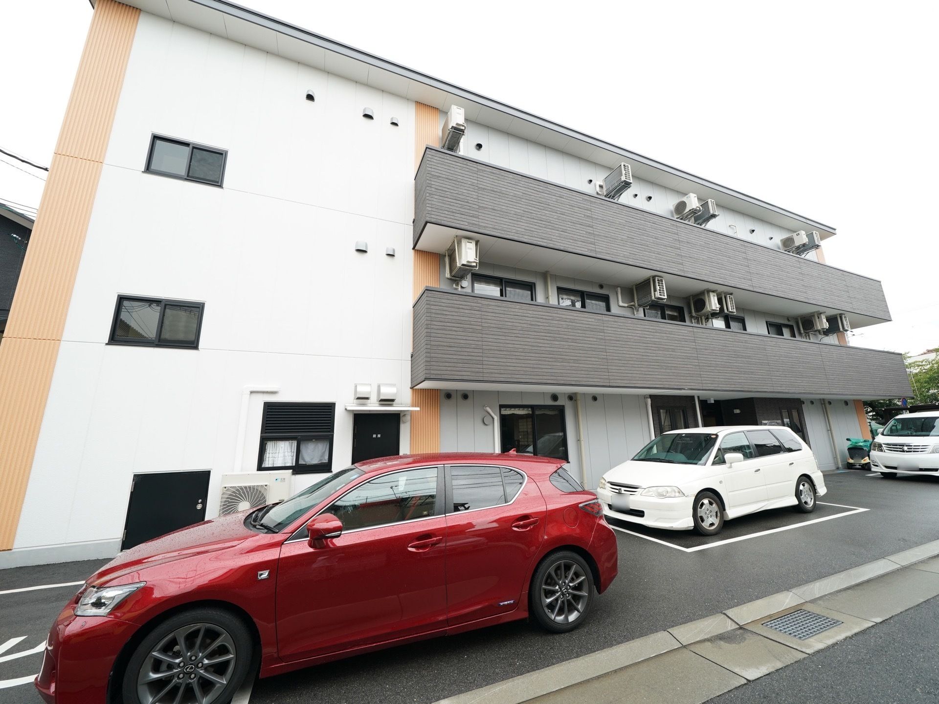 施設は３階建てになっており明るい雰囲気の建物である。駐車スペースがあり、車でご家族が来訪する際も安心である。