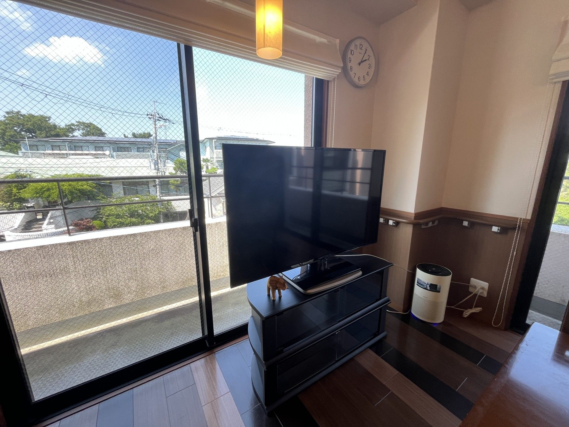テレビと窓のある部屋