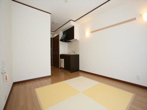 部屋の中はフローリングだが、畳敷きのコーナーがある。小さなキッチンは冷蔵庫が付いている。収納も充実している。
