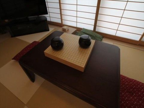 畳敷きの和室には、将棋や囲碁を備えており、入居者様同士で楽しむことができる。テレビも設置されている。