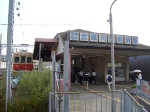 施設のすぐ近くにある、地方の私鉄の駅の風景。アクセスがいいので、外出したり施設に来てもらったりするのに便利である。