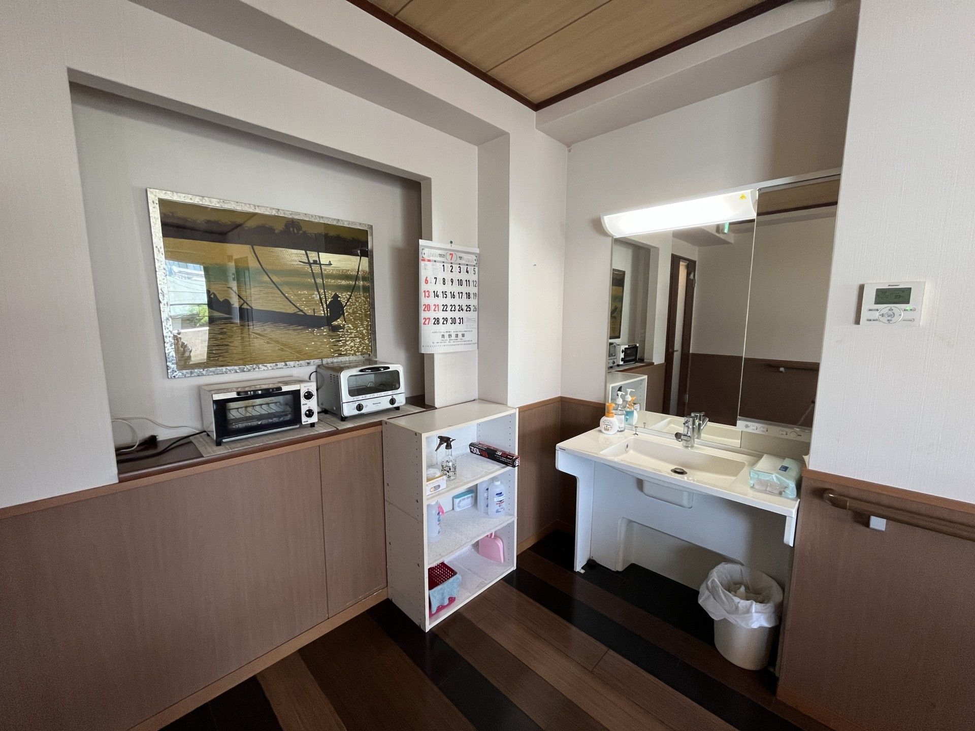 洗面台と収納棚の一角
