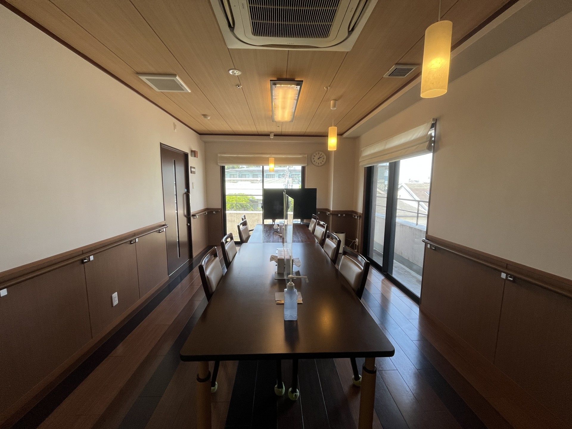 長テーブルのある部屋