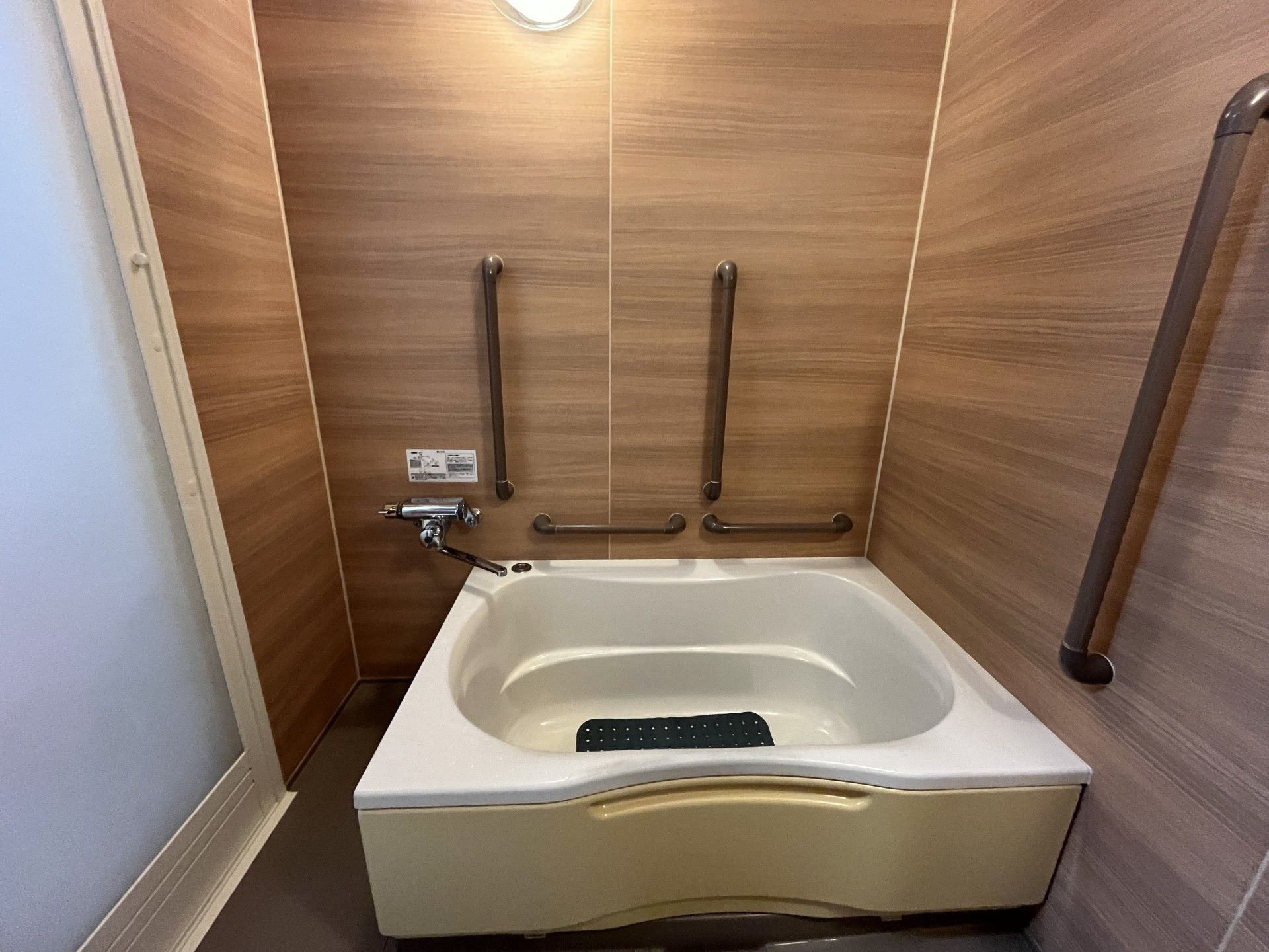 拳を突き出しリハビリをする高齢女性と指導をする理学療法士の男性