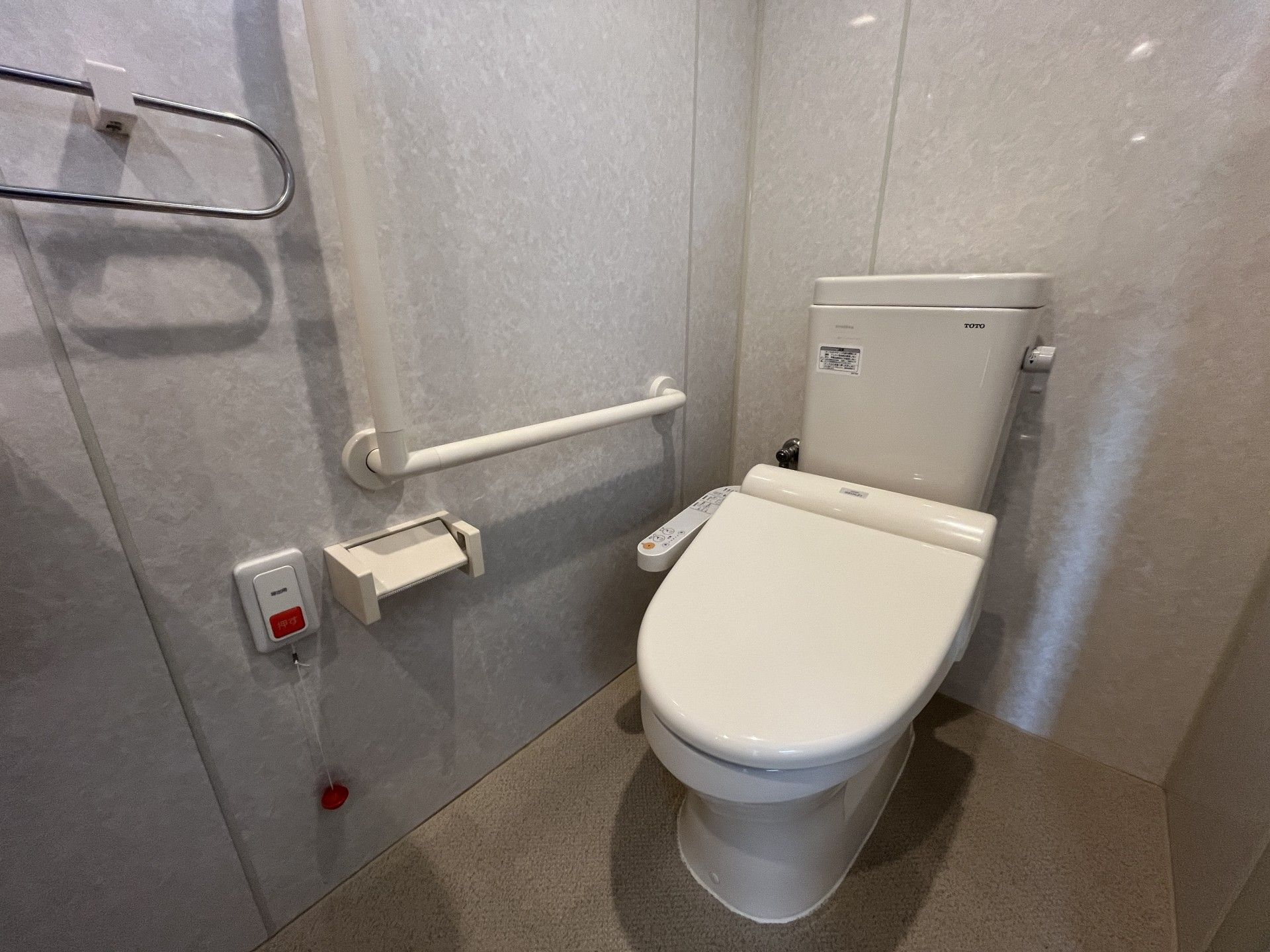 手すり付きのトイレ