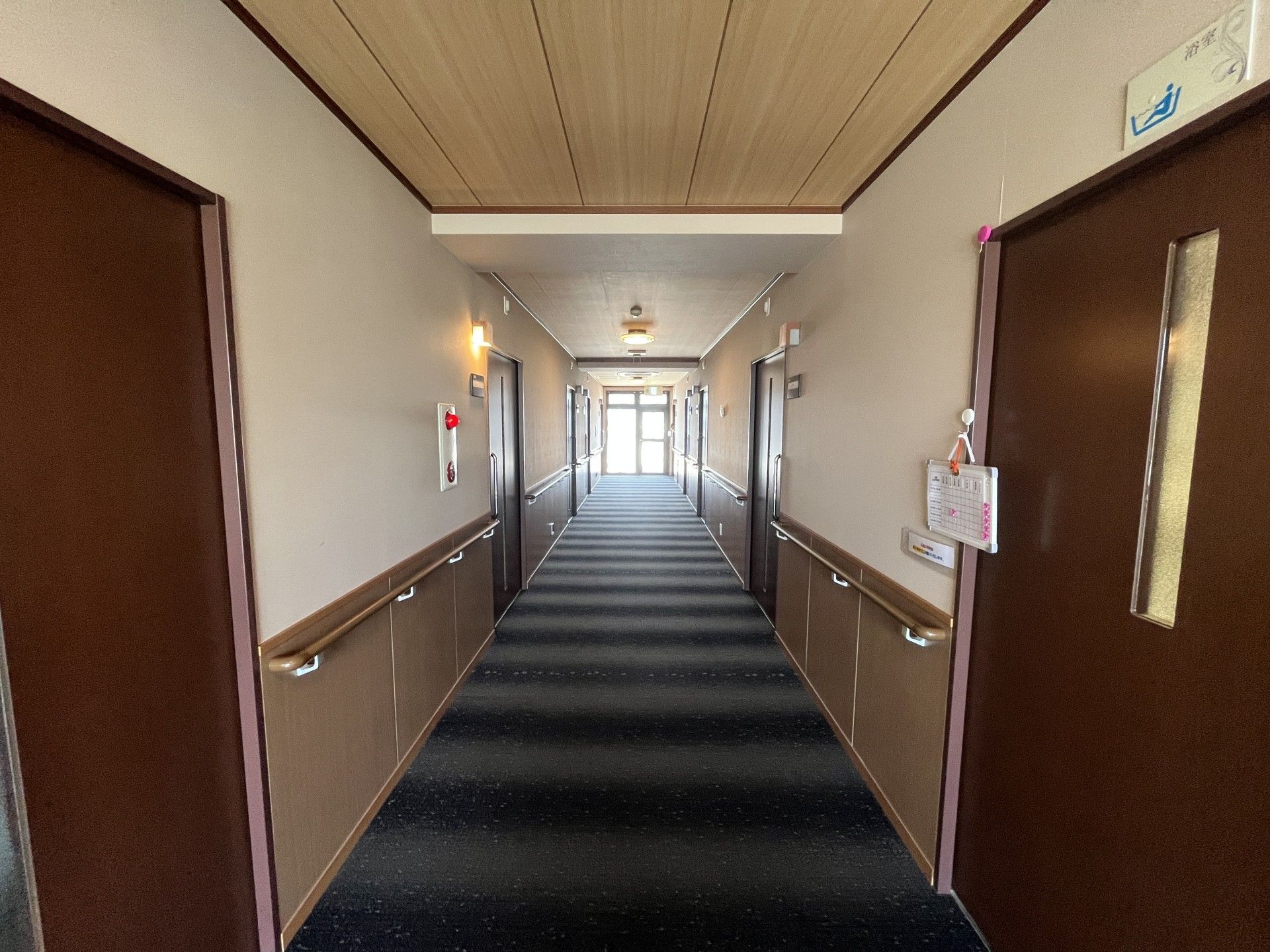 手すり付きの廊下